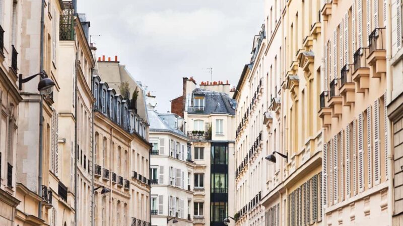 Best of Paris: Private Walking Tour with Local - Guide Quality and Language Options