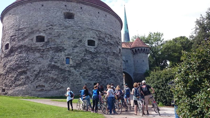 Best of Tallinn 2-Hour Bike Tour - Riding in All Seasons: Summer and Winter Experiences