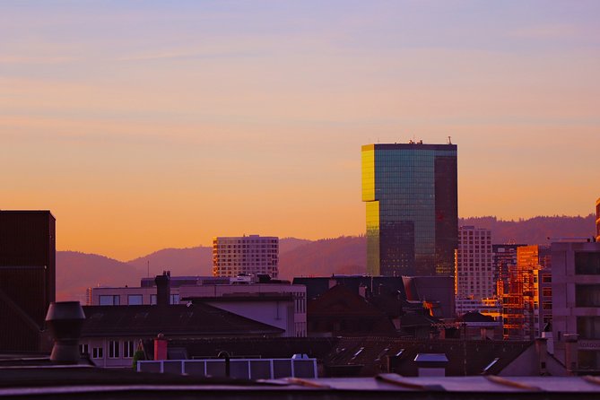 Best of Zürich & Surroundings: Walking Tour, Cable Car and Ferry - Exploring Zurich’s Historic Old Town