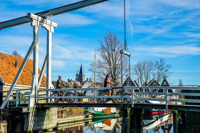 Bike rental Volendam - Explore the Countryside of Amsterdam - Scenic Views Along the Route: Windmills, Farms, and Lake Gouwzee