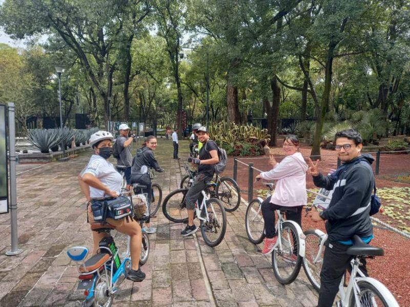 BIKE RIDE THROUGH ICONIC SITES OF THE CDMX / BREAKFAST & BEER - Visiting the Historic Center of Mexico City