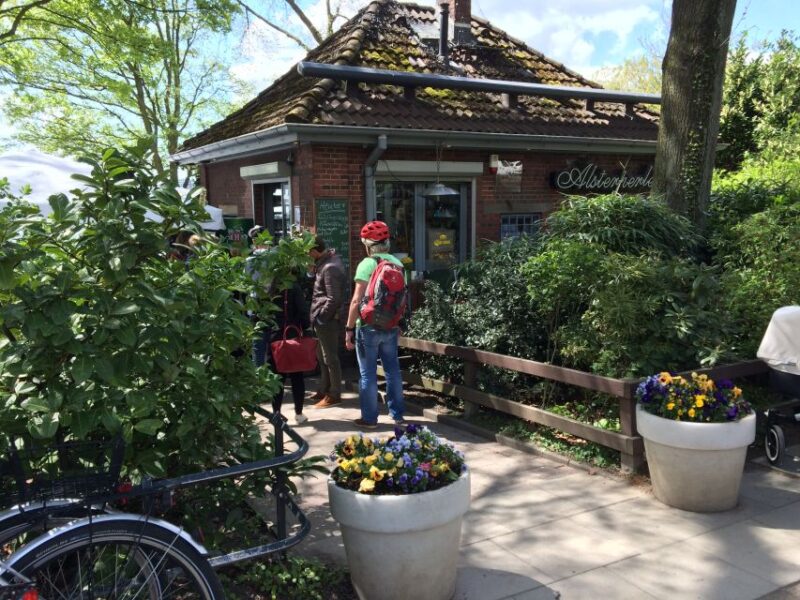 Bike tour around the Alster - Celebs, water, and nature - Experience Hamburg’s Parks and Cultural Landmarks by Bike