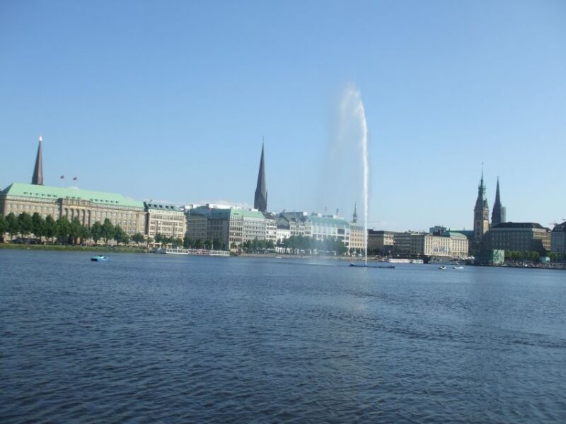 Bike tour around the Alster - Celebs, water, and nature - The Iconic Skyline and the Outer Alster from Kennedy Bridge