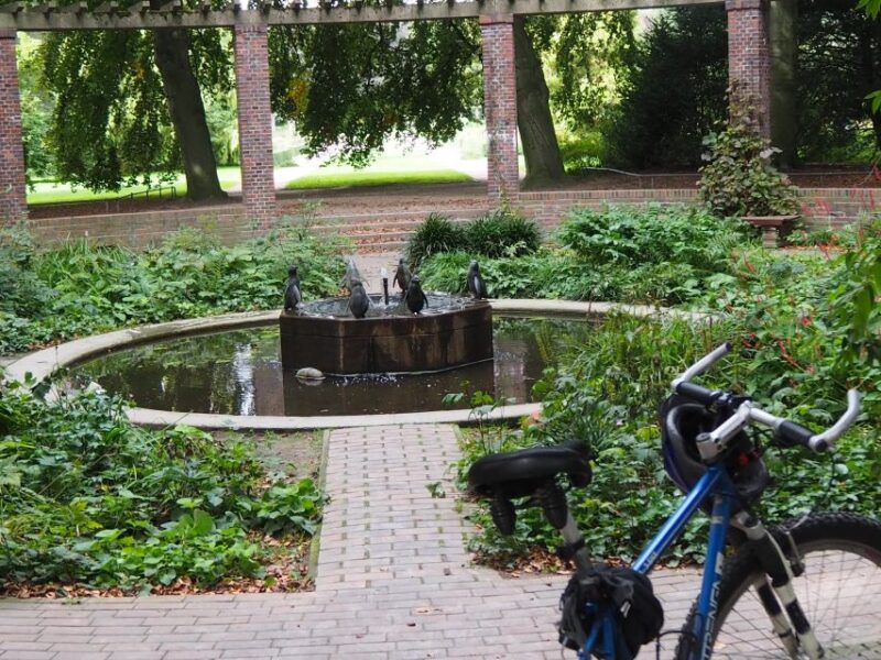 Bike tour around the Alster - Celebs, water, and nature - Practical Details: Meeting Point, Guide, and Equipment