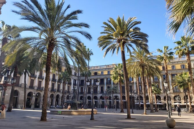 Bike tour for families - Exploring El Born Center for Culture and Memory