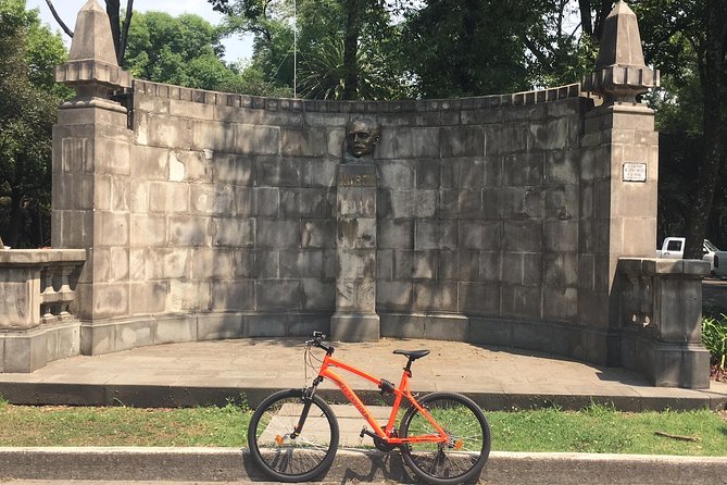 Bike Tour in Mexico City - Discovering the Bosque de Chapultepec on Two Wheels