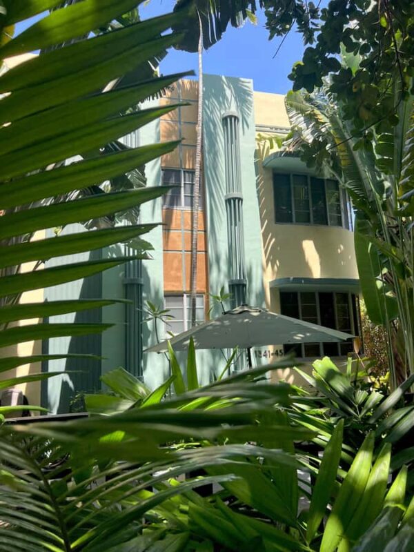 Biking tour around South Beach - in French - South Pointe’s Quiet Waterfront Path and Panoramic Views