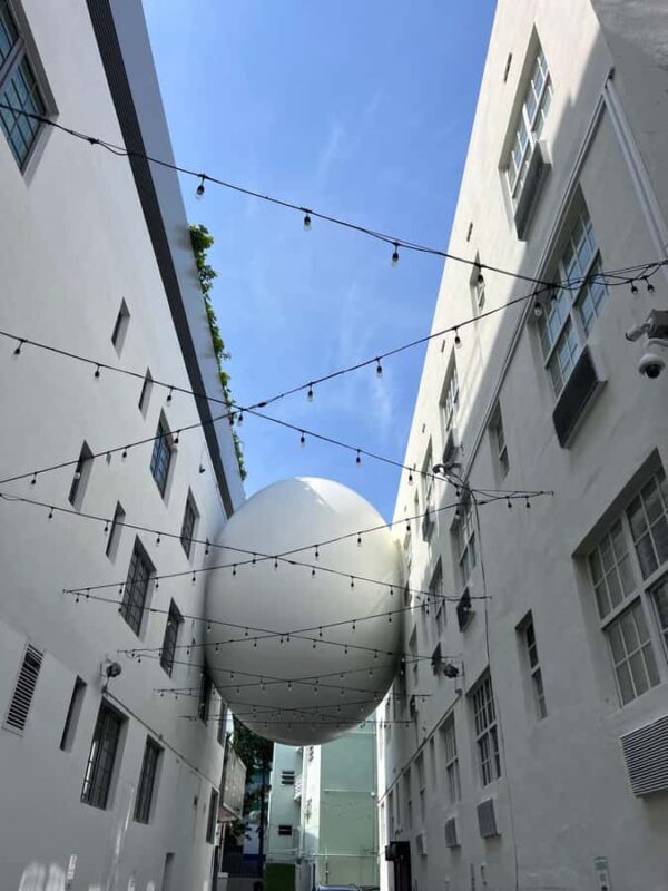 Biking tour around South Beach - in French - The Iconic Lifeguard Towers and Beach Panorama