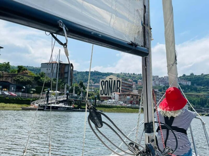 Bilbao-Getxo: Private sailboat tour along the estuary, from Bilbao to the sea - Snacks, Drinks, and a Relaxed Atmosphere