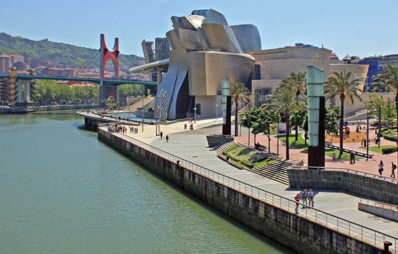 Bilbao: Guggenheim VIP Experience. Small Group. Expert Guide - Accessibility and Practical Tips