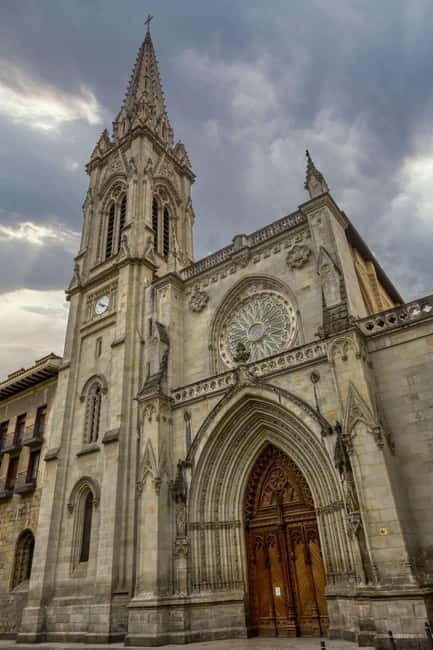 Bilbao: I am a guide who shows the history of the town of Bilbao. - Key Points