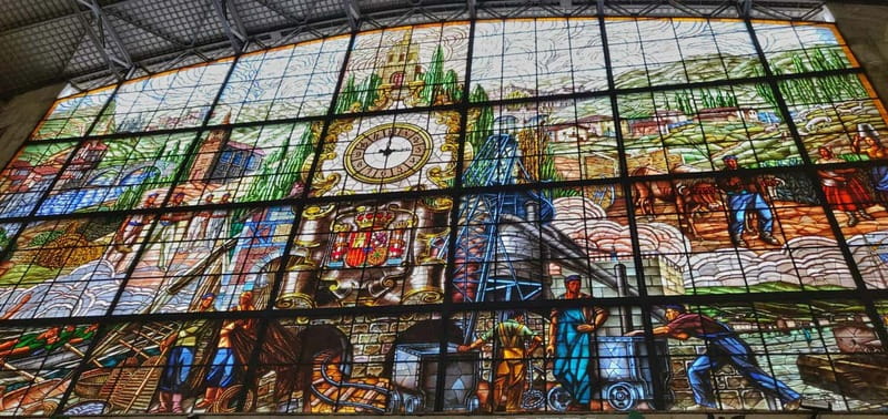 Bilbao: I am a guide who shows the history of the town of Bilbao. - Starting at Bilbao-Abando Geltokia and the Stained Glass Window