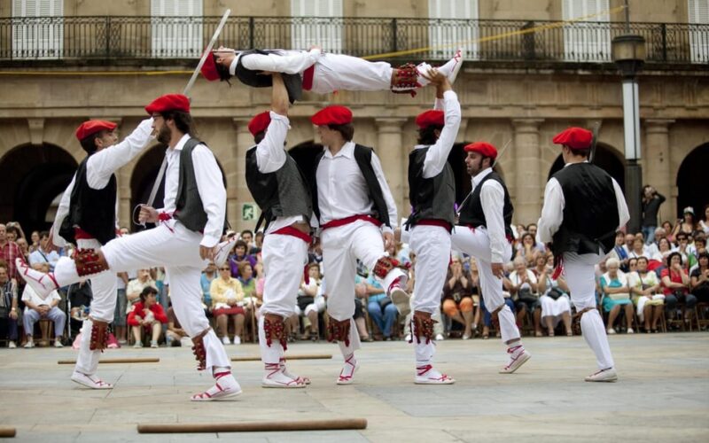 Bilbao old town walking tour - Visiting San Nikolas Eliza and Santiago Cathedral