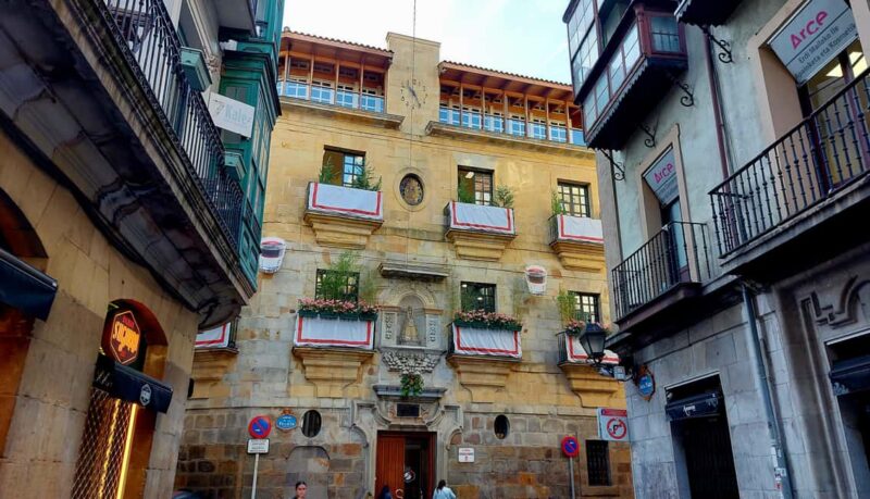 Bilbao: Spanish tour of the Old city & Santiago's Cathedral - Passing by the Arriaga Theatre and San Nicolás Church
