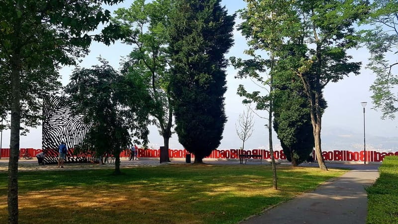 Bilbao Walking Tour and cable car in spanish - Discovering Plaza Nueva and Its Cultural Significance