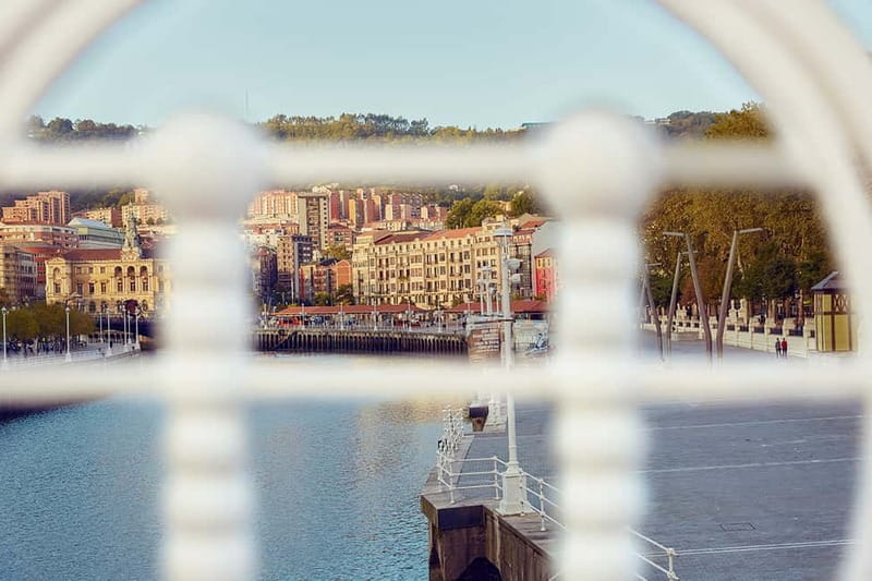 Bilbao Walking Tour and cable car in spanish - Sampling Basque Delicacies at Mercado de la Ribera
