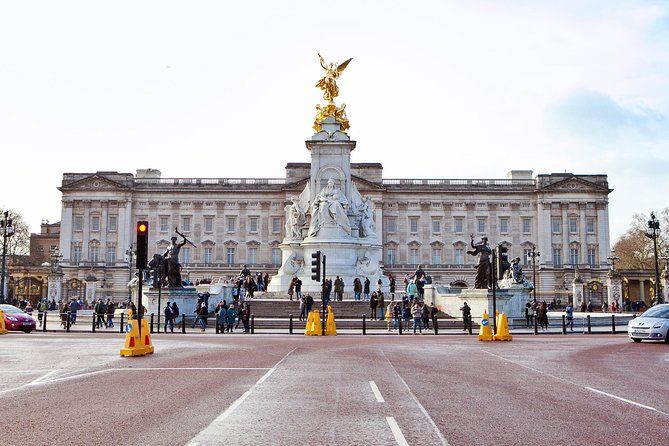 Black Taxi Tour of London: Classic Sightseeing Bespoke & Fun - Visiting Buckingham Palace from the Outside