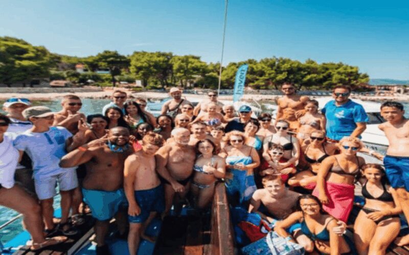 Blue Lagoon Boat Tour from Trogir with Lunch and Drinks - Who Should Consider This Tour