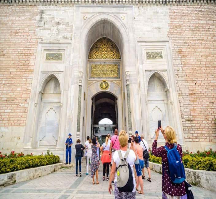 Blue Mosque, Hagia Sophia, Topkap Palace &Grand Bazaar Tour - Experience the Buzz of the Grand Bazaar