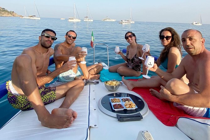 Boat excursions in the Bay of Taormina and Gardens on a private basis - Key Points