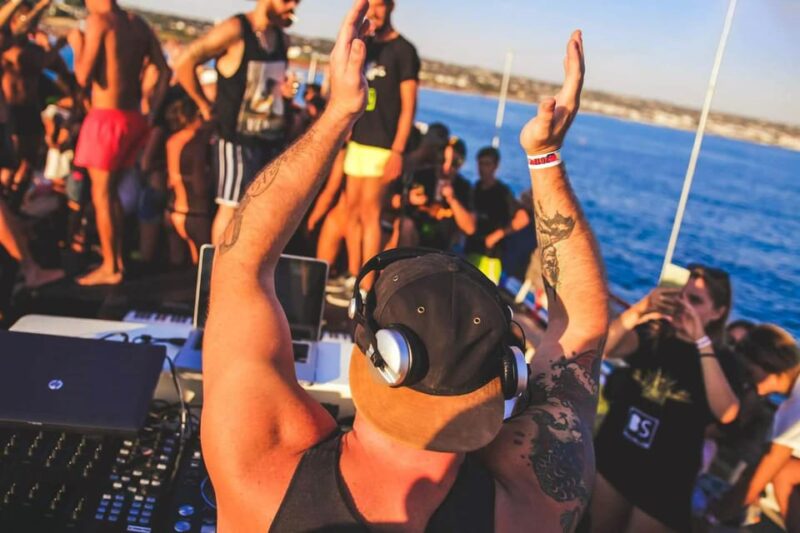 Boat Party al Tramonto nelle acque del Salento con Drink - Swim Stop and Scenic Views Along the Coast