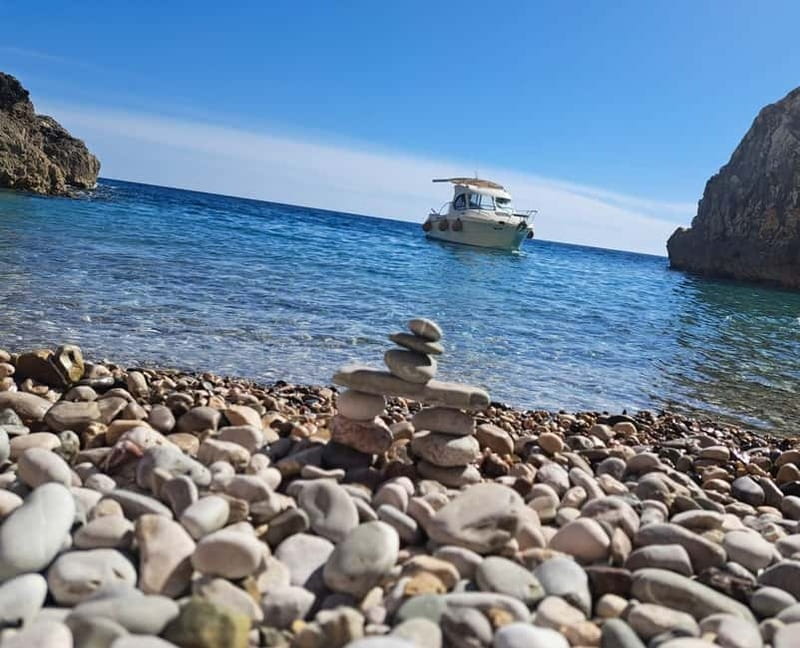 Boat Rental in Marina Bar Montenegro - The Beneteau Antares 7: Comfort and Flexibility on the Water