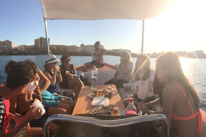 Boat tour of Ortigia Island and sea caves - Group Size and Accessibility