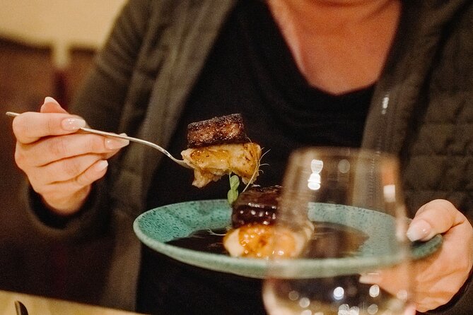 Bohemian Barcelona Neighborhood Evening Tapas & Wine Tour - Key Points