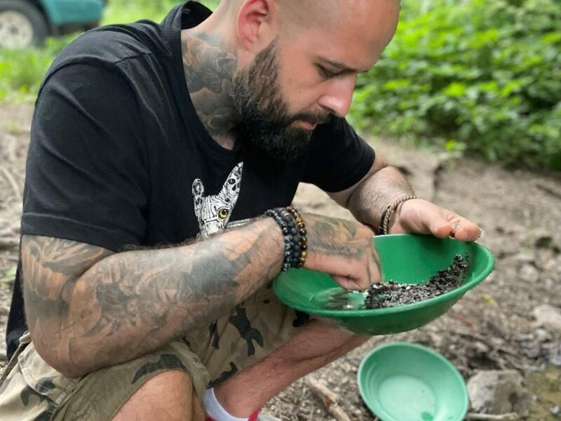 Bohemian Uplands: Garnet panning, Farm & Local Lunch&Beer - Farm Visit: Cheese and Animal Petting