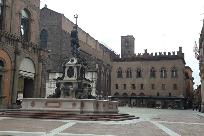 Bologna : a walk into history - The Role of Palazzo della Mercanzia in Medieval Commerce
