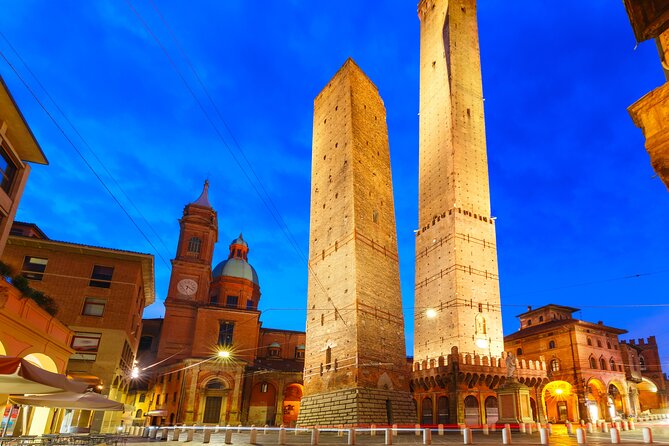 Bologna City Highlights Private Guided Tour at Night - Exploring Bologna’s Main Square: Piazza Maggiore