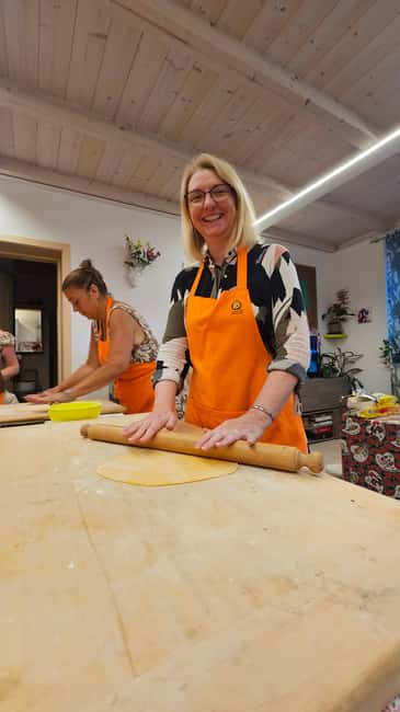 Bologna: Pasta Cooking Class, Ragu & Wine with Local Host - Meeting Point and Logistics