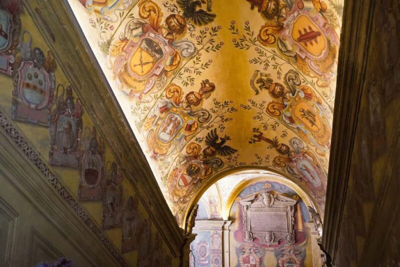 Bologna: small group guided tour - Strolling through Piazza Maggiore