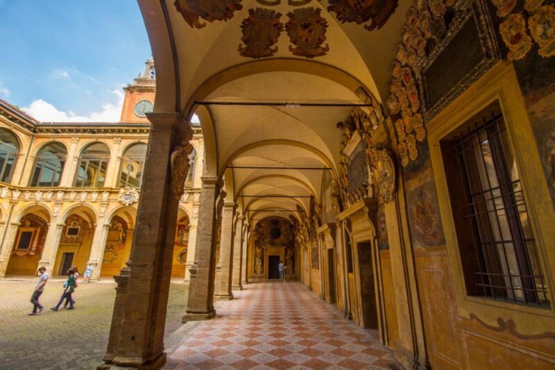Bologna: The Secrets of Bologna With Spanish guide - Logistics: Meeting Point and Group Size