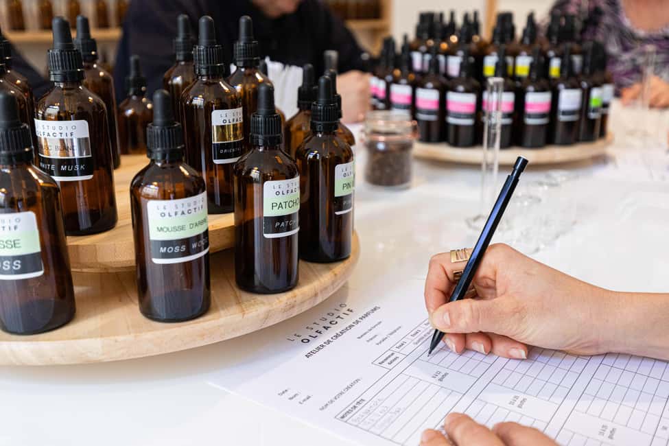 Bordeaux City Center : Perfume Creation Workshop 2h30 - Crafting Your Own Perfume: Bottle and Label Choices