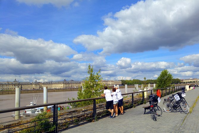 Bordeaux Essentials Sightseeing Bike Tour with a Local Guide - Exploring Bordeaux’s UNESCO-listed Old Town