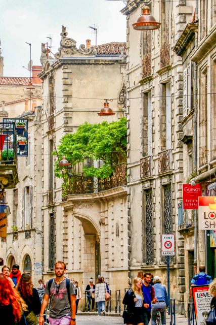 Bordeaux: Express Walk with a Local in 60 minutes - Exploring Bordeaux’s Iconic Place de la Bourse