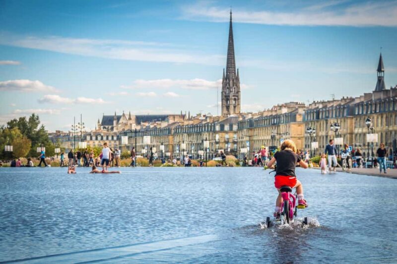 Bordeaux: Famous Figures 2h Walking Tour - Key Points