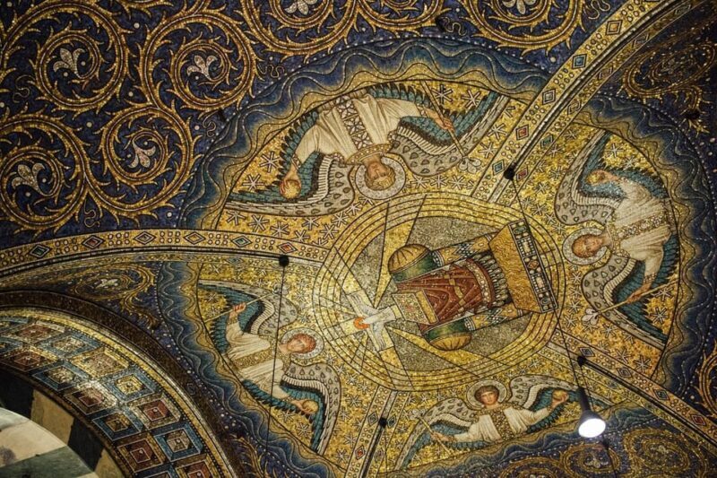 Bordeaux Medieval Tour: Explore Architecture and History - Exploring Porte Cailhau: Gate to a Medieval Palace