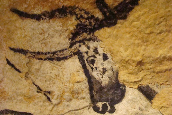 Bordeaux to Lascaux and Dordogne Valley Private Sightseeing Tour - Exploring Les Eyzies de Tayac and Scenic Village Stops