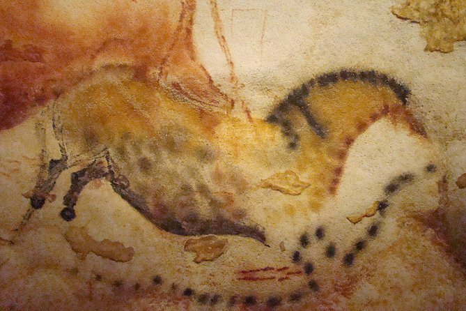 Bordeaux to Lascaux and Dordogne Valley Private Sightseeing Tour - Discovering the Charm of Saint Leon-sur-Vezere