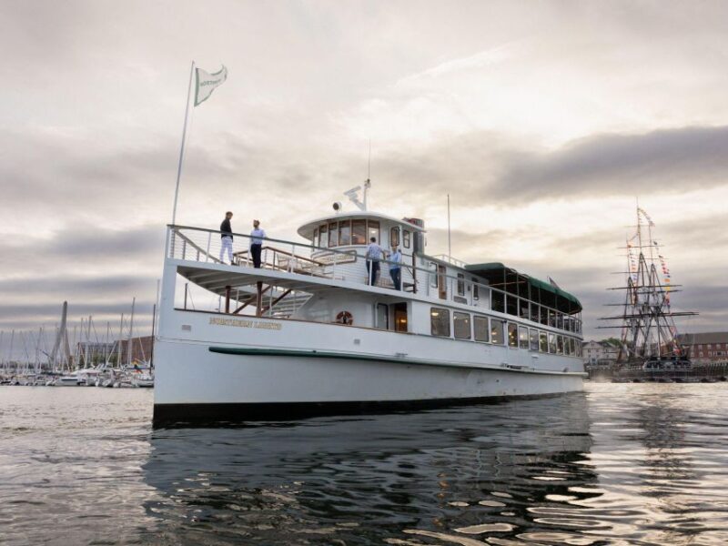 Boston: Cocoa and Carols Holiday Cruise - The Experience of a 1920s-Style New England Yacht