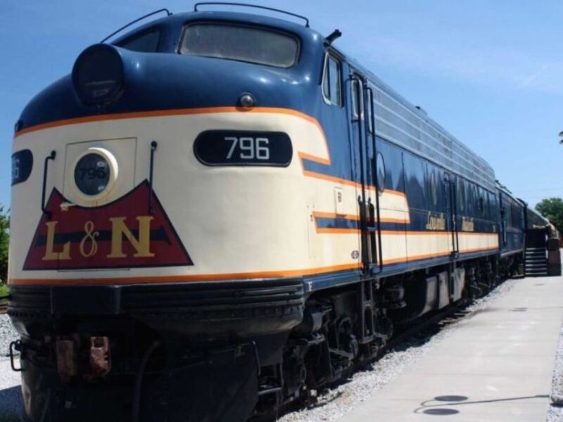 Bowling Green: Historic RailPark & Train Museum Entry & Tour - Step Inside the Historic Train Cars: Engine to Presidential Car