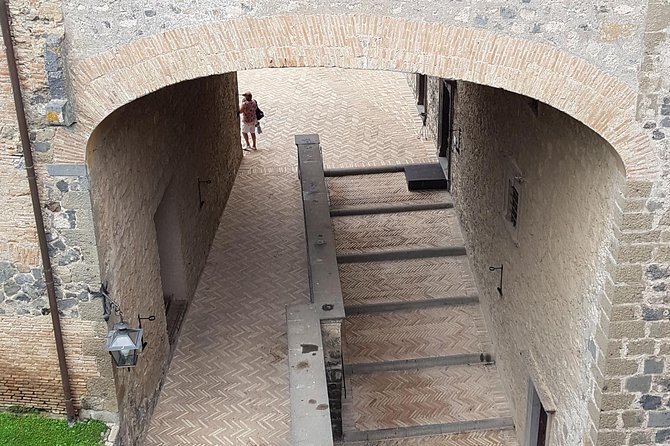 Bracciano: Odescalchi-Orsini ancient Castle Tour with Lunch - Practical Details: Logistics and Group Size