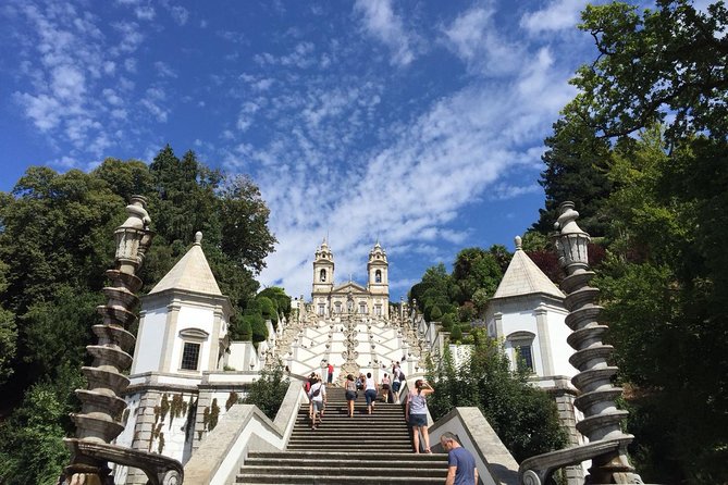 Braga & Guimarães Small Group Tour: Lunch & All Tickets Included - Expert Guides and Personal Touches