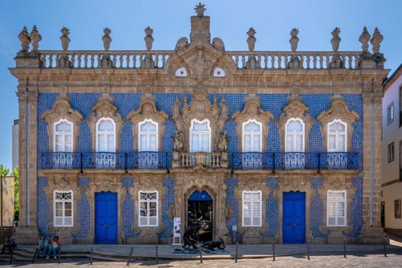 Braga: Private & Flexible Walking Tour in Historic Center - Discovering the Archbishops Palace and Santa Barbara Garden