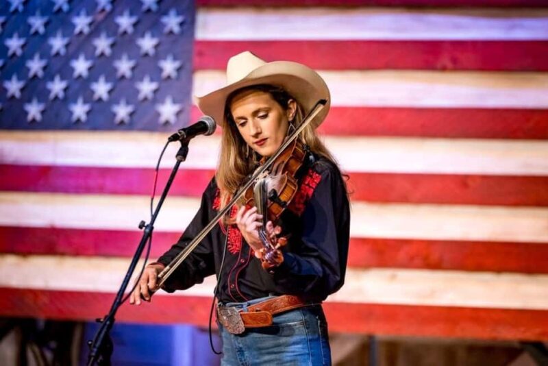 Branson: Chuckwagon Dinner Show and Outdoor Drama - Bransons Evening Starts with a Farm Tour and Activities