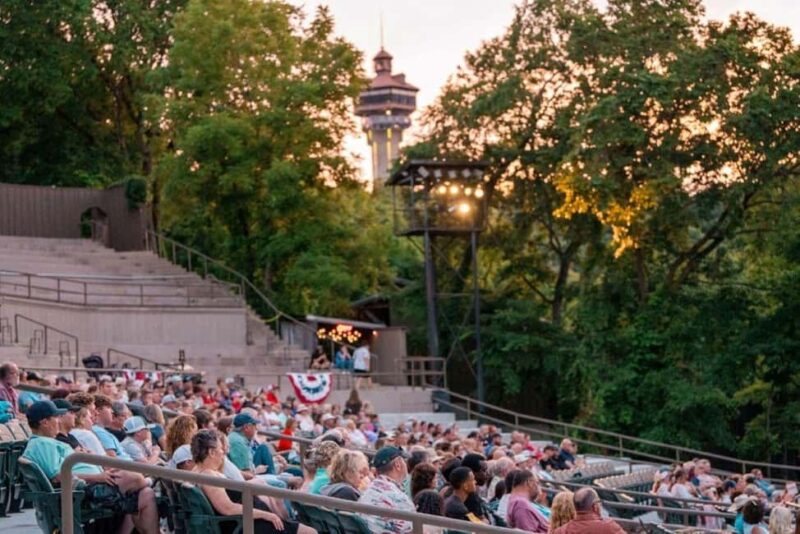 Branson: Chuckwagon Dinner Show and Outdoor Drama - The Indoor Chuckwagon Show in the Event of Rain