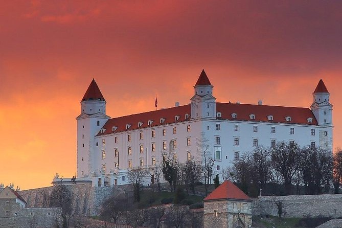 Bratislava walk tour with bonuses and castle 3 + Tip, kids free - Key Points