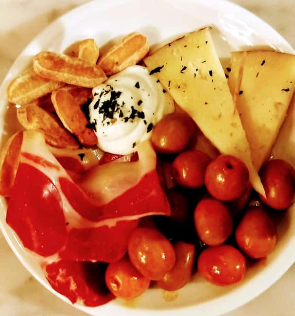 Bremen: Culinary Old Town Tour - with unique spots - Starting Point at Domshof in Bremen